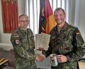 Bild: exb
Huberth Rosner übergibt die Dankurkunden für die fleißigen Spender an Oberstleutnant Sven Zickmantel.