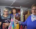 Bild: szl
Christa Stock, Olga Luft und Rosi Mandry (von links) vom Frauenbund Tirschenreuth präsentieren die genähten und gehäkelten Taschen, die der Strickkreis im Frauenbund-Laden anbietet. Mit den Einkaufsnetzen und Stoffbeuteln bieten sie eine Alternative zu Plastiktüten. So wollen die Frauen einen Betrag für die Umwelt leisten.