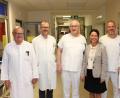 Bild: Kliniken Nordoberpfalz AG/Michael Reindl/exb
Krankenhausleitung Claudia Kost (Vierte von links) freute sich, Professor Dr. Karl-Heinz Dietl (Dritter von links) als neuen Chefarzt der Allgemein- und Visceralchirurgie am Krankenhaus Tirschenreuth begrüßen zu können.