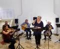 Bild: cog
Mit Musik von Astor Piazzolla und Carlos Gardel bringt das Tangoprojekt 5 zusammen mit Sängerin Andrea „Bibi“ Bibel die ehemalige Synagoge zum Kochen. Im Bild von links Johanna Luther (Geige), Hans-Joachim Grajer (Piano), Klaus Luther (Gitarre) Sängerin Andrea Bibel, Janusz Skutella (Cello) und Ulli Schmutzer (Kontrabass).