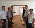 Bild: u
Nicht mehr lange, dann hat die Stadt Hirschau ein Bürgerbüro. Untergebracht wird es zusammen mit dem Einwohnermelde-, Ordnungs- und Standesamt im Eckgebäude von Hauptstraße und Hirschengasse. Die CSU-Fraktion macht sich vor Ort ein Bild vom Baufortschritt (von links): Stadtrat Christian Gnan, Fraktions-Chef Hans-Jürgen Schönberger, Bürgermeister Hermann Falk sowie die Stadträte Hermann Gebhard, Josef Luber und Bärbel Birner.