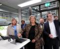 Bild: Stephan Huber
Fraunhofer in Sulzbach-Rosenberg weihte am Mittwoch seine neue Halle ein. Ministerialdirigentin Ulrike Wolf (Mitte) nahm den neuen digitalen Leitstand mit einem Fingertipp in Betrieb. Das Prozedere begleiteten OTH-Präsidentin Andrea Klug, der Leiter von Umsicht Sulzbach-Rosenberg, Professor Andreas Hornung und Kommunikationsschef Frederik Betsch.