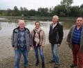 Bild: Kunz
Biber machen dem Schwimmverein mit (von links) Oskar Dagner, Ilona Forster, Reinhard Meier und Klaus Kunz einen Strich durch die Rechnung und verhindern das jährliche Abfischen im Schätzlerbad.
