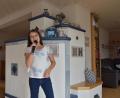 Bild: fuw
Annika Kretschmer aus Waidhaus singt und tanzt bei jeder Gelegenheit. Ihr Onkel hat ihr deshalb ein Mikrofon und Boxen geschenkt. Seitdem geht es rund im Haus der Kretschmers.