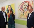 Bild: usc
Erklärte Fans von Lilian Kovacs (Mitte) sind Eduard Freisinger, Vorsitzender der Lebenshilfe (links), und Bürgermeister Martin Preuß (rechts), der im Vorjahr ein Werk der ungarischen Künstlerin erworben hat.