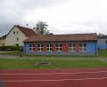 Bild: fz
Alle vier Varianten sehen einen Anbau an der Rückseite der Schule vor, der bis zur Laufbahn reicht.
