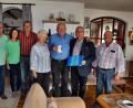Bild: ds
Zum 85. Geburtstag finden sich neben anderen Gratulanten (von links) Schwiegersohn Hannes Wismeth, Tochter Anita, Vorsitzender Helmut Hubmann vom Männergesangverein, (ab Sechster von links) Bürgermeister Winfried Franz und MGV-Vorstandsmitglied Hans Georg Mathes bei Walburga und Rudi Poppendörfer (Vierte und Fünfter von links) ein.