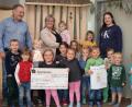 Bild: bnr
Groß war die Freude im Landkindergarten über die große Spende von Karl Lang (links), der alle Einnahmen aus dem Verkauf des Kinderbuches "Felix, die Burgmaus" den Kindern zur Verfügung stellte. Leiterin Sabine Maderer (Mitte) und ihr Team waren überglücklich.