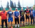 Bild: hä
Roland Magnitz und Wolfgang Wettinger gewannen den Toni-Wild-Pokal im Endspiel gegen David Malzer und Gerd Ullrich. Im Bild (von links) Sportwart Sepp Weber, David Malzer, Gerd Ullrich, Roland Magnitz, Wolfgang Wettinger und Ski-Club Vorsitzender Horst Wettinger.