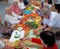 Bild: ow
Ihr Essen zum Erntedankfest bereiten sich die Senioren vom BRK „Café Zeitlos“ selbst zu. Das macht ihnen viel Spaß, denn dabei können sie sich unterhalten, lachen und Erinnerungen austauschen.