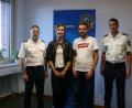 Bild: piam
Polizeidirektor Thomas Lachner (links) und Polizeioberkommissar Andreas Weidauer (rechts) bedanken sich bei Lea Heldmann und Manuel Ludwig. Beide haben im Vorjahr einen Mann beobachtet, der in Amberg mehrere Autos verkratzt hat und nahmen die Verfolgung auf.