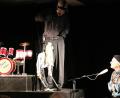 Bild: ilt
Martin Prochaska und Thomas Nied (von links) bringen das Klapp-Theater nach Kirchenthumbach. Im Bild Hippie und Altrocker "Erwin" im Gespräch mit Tom.
