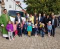 Bild: hzi
Die Freude über den neuen Kindergartenbus ist groß, wie sich auch bei der Segnung zeigt. Im Bild unter anderem (von links) Pater Samuel Patton, die Fahrerinnen Gerlinde Stopfer und Marion Eschenweck sowie Bürgermeister Jürgen Kürziger (Vierter von rechts) und Kirchenpfleger Georg Schraml (rechts).