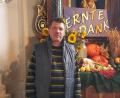 Bild: hzi
Der Mesner Hubert Kastner steht stolz vor dem von ihm mit Teilen seiner Ernte dekorierten Altar.