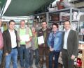 Bild: soj
Gewerbevereinsvorsitzender Eberhard Söllner, CSU-Ortsvorsitzender Wolfgang Söllner (von links) , Bundestagsabgeordneter Albert Rupprecht und FU-Vorsitzende Petra Becher (von rechts) gratulieren Richard, Marita und Benjamin Becher (Mitte, von links).