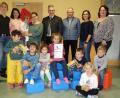 Bild: exb
Den Kindergartenkindern kommt zu Gute, was die engagierten Elternbeiräte erwirtschaftet haben. Dafür dankte unter anderem Pfarrer Hannes Lorenz (hintere Reihe Mitte).