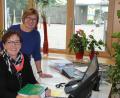 Bild: Susanne Forster
Schulleiterin Irmgard Wittmann (rechts) mit Sekretärin Lisa Krottenthaler, die sich in ihren wohlverdienten Ruhestand verabschiedet.