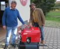 Bild: ow
Von ihrer neuen Tragkraftspritze ist Kommandant Gerhard Müller (links) begeistert. Stolz erklärte er Bürgermeister Wolfgang Haberberger (rechts) die Vorteile, mit denen die Einsatzbereitschaft seiner Truppe verbessert wurde.