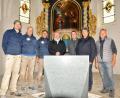 Bild: es
Der neue Volksaltar steht in der Wallfahrtskirche "St.Jodok". Kirchenpfleger Hans Maier, Architekt Hubert Liebl, Künstler Tom Kristen, Pfarrer Wilhelm Bauer und Mitarbeiter des Steinmetzbetriebs (von rechts) freuen sich über das gelungene Werk.