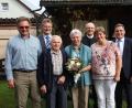 Bild: frd
Auf 60 Jahre Ehejahre blicken Maria und Franz Baier (Mitte) zurück, als sie diamantene Hochzeit feiern. Erste Gratulanten waren Sohn Franz (links) und Schwiegertochter Sabine. Glückwünsche von Pfarrer und Gemeinde überbrachten (hinten, von rechts) Bürgermeister Norbert Eckl, Pfarrer Herbert Rösl und Dritter Bürgermeister Adolf Hammer.