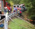 Bild: bsc
„Verkehrsunfall mit zwei eingeklemmten Personen in unwegsamem Gelände“, lautete die Ausgangslage bei einer groß angelegten Übung von Feuerwehren und Bergwacht.