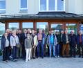Bild: fjo
Hans Klug (Dritter von rechts) aus Moosbach organisiert ein Treffen ehemaliger Bediensteter der einstigen Grenzpolizeiinspektion Waidhaus (im Hintergrund).