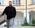 Bild: GERHARD GOETZ
Schloss Guteneck wird zum "Magic Castle". Der Sohn des Schlossherrn hat seinen Zauberkoffer aus dem Jahr 1950 schon gepackt und einen international renommierten Kollegen für Show und Workshop bestellt.