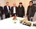 Bild: no
Verwaltungsangestellte Gerlinde Maderer (Zweite von links) stellt den Gästen ihr helles, lichtdurchflutetes Büro vor.