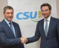 Bild: fz
Stephan Oetzinger gratulierte Markus Ziegler (von rechts) zu dem beeindruckenden Votum und sicherte ihm vollste Unterstützung zu.