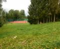 Bild: bey
In der leichten Senke oberhalb des Tennisgelände soll die Bade- und Spiellandschaft angelegt werden, weil daneben unmittelbar am Atzmannsee die notwendigen Einrichtungen wie Sanitäranlagen und Kiosk vorhanden sind und genutzt werden können.