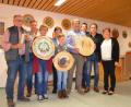 Bild: exb
Auszeichnungen und Ehrungen standen beim Schützenverein Groschlattengrün im Mittelpunkt. Im Bild (von links) Pokalsieger Reinhard Köstler, Blattlprämien-Gewinner Jürgen Ott, Isgard Forschepiepe mit der Schützenehrenscheibe (stellvertretend für Andreas Forschepiepe), Waltraud Söllner (50 Jahre Mitglied), Elias Ott mit der Jugendehrenscheibe, der neue Schützenkönig und Hochzeitsscheiben-Gewinner Thomas Flügel, Festscheiben-Gewinner Stefan Heindl, Glücksscheiben-Sieger Hermann Braun und Vorsitzende Birgit Wohlrab.