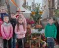 Engagiert gestalteten Kinder den Familiengottesdienst mit, der unter dem Motto vom "ganz besonderem Haus" stand. Die KLFB gestaltete den Erntedankaltar.