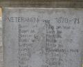 Bild: bey
Im Sockel des Kriegerdenkmals unterhalb dem "Seppl", der Figur, sind die Namen der Veteranen in den Stein gemeißelt. Beim Abschleifen der Platten würde diese historische Schrift verloren gehen und müsste mit einer Schablone neu geschrieben werden.