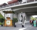 Bild: Hirsch
Kaplan Ulrich Eigendorf segnete die Trasse und die Brücke, über die eine Eisenbahnstrecke führt. Die Stadtkapelle Nittenau spielte auf der Straße.