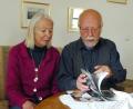 Bild: san
Maria-Elisabeth und Johannes Lösche blättern in einem Album mit Bildern ihrer ermordeten Tochter Sophia. Überwältigt sind sie nach wie vor von der großen Anzahl der Menschen, die nach dem spurlosen Verschwinden ihrer Tochter unermüdlich nach der 28-Jährigen suchten und von denen viele während der Hauptverhandlung gegen Sophias Mörder Boujemaa L. im Gerichtssaal saßen. „Das sind ganz wunderbare Menschen“, sagen sie.