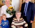 Bild: Picasa
Bürgermeister Manfred Rodde (rechts) gehörte auch zu den zahlreichen Gratulanten, die Bäckermeister Georg Lindner gratulierten. Ehefrau Gertrud und Enkel Philipp wünschten dem Ehemann und Opa nur das Beste zum Ehrentag.
