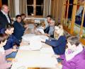 Bild: es
Mitglieder der Kirchenverwaltung und des Pfarrgemeinderats stecken die Fragebögen in Kuverts. Sie werden in nächster Zeit an alle Pfarrangehörigen ab 14 Jahren verteilt.