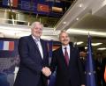 Bild: Ali Unal/dpa
Suleyman Soylu (r), Innenminister der Türkei, und Horst Seehofer, Innenminister von Deutschland, geben sich nach einem Treffen im Rahmen der Gesprächen über den EU-Flüchtlingspakt mit der Türkei die Hand.