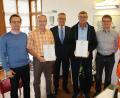 Bild: Stadt Tirschenreuth
Gratulierten Siegfried Meierl (Zweiter von links) und Rudolf Beer (Dritter von rechts) zum Dienstjubiläum: Leiter der Hauptverwaltung Markus Bergauer (links), Bürgermeister Franz Stahl (Dritter von links) sowie Stellvertretender Personalratsvorsitzender Karl Bayreuther und Stadtbaumeister Andreas Ockl und (von rechts).