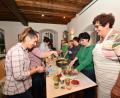 Bild: bey
Rosi Pausch (rechts) hat beim Kochabend des Katholischen Frauenbunds Parkstein rund 25 Köchinnen im Blick.