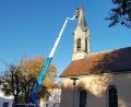 Bild: gi
Die Spenglerei Liebl sicherte den Turm der Kirche Burgtreswitz nach dem schweren Sturm vom August vor weiteren Schäden durch Wind und Wasser.
