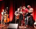 Bild: kmo
"Uncle Sally", das sind (von links): Peter Perzlmaier (Bass), Sepp Zauner (Moderation und Fiddle), Ulrike Dirschl (Gesang und Waschbrett), Martin Dietl (Gitarre, Banjo, Mandoline, Gesang) und Stefan Schindlbeck ("Multi-Instrumentalist").