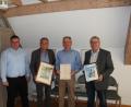 Bild: nis
Zum 40-jährigen Dienstjubiläum von Rudolf Liegl (Zweiter von rechts) gratulierten die Bürgermeister Ludwig Prögler (Zweiter von links) und Helmut Heumann sowie Geschäftsführer Hans Braun (links).