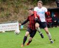 Bild: heh
Der TSV Waldershof und Spitzenreiter TuS Erkersreuth trennten sich am Samstag 1:1. Hier kämpfen der Waldershofer Julian Fürst (rechts) und Jiri Mlika um den Ball.
