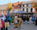 Bild: le
Erntedankfest mit einer großartigen Premiere feiern die Gläubigen der katholischen Pfarrgemeinde St. Johannes der Täufer. Die vom Seniorenkreis gestaltete neue Erntekrone wurde von der Marktplatzanlage zu den Klängen der Flossenbürger Blaskapelle in die Pfarrkirche getragen.