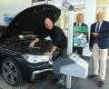 Bild: Hirsch
Innungsgeschäftsführer Stefan Brandl und Werkstattleiter Dietmar Burggraf (von rechts) appellieren an die Autofahrer, das Angebot des kostenlosen Lichttests zu nutzen.