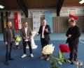 Bild: ref
Bei der offiziellen Einweihung zählte Tennis-Abteilungsleiter Achim Beck (Zweiter von links) die Vorteile des Bodens auf. OB Michael Cerny (Zweiter von rechts) sagte, diese Investition sei auch ein „kleines Mosaiksteinchen“ auf dem Weg zum Sportpark. BLSV-Bezirksvorsitzender Hermann Müller (rechts) sicherte 20 Prozent Fördersumme zu, TV-Vorsitzender Thomas Bärthlein (links) moderierte während der Vorstellung vor den geladenen Gästen.