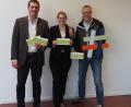 Bild: Bühner
Zur Teilnahme am Wettbewerb IHK-Personalmanagement-Award rufen auf (von links) IHK-Geschäftsstellenleiter Florian Rieder, IHK-Referentin Fachkräftesicherung Nicole Scheßl und Personalmanagement-Award-Preisträger 2016 Michael Richthammer.
