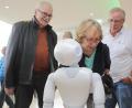 Bild: Wolfgang Steinbacher
Es ist gar nicht schwer, mit dem Kleinroboter „Pepper“ ins Gespräch zu kommen. Deshalb wollten OTH-Studenten von Veranstaltungsbesuchern wissen, ob und in welchem Umfang sich ältere Menschen so eine menschenähnliche Maschine als Erleichterung im Haushalt oder bei der Pflege vorstellen können.