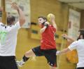 Bild: Hubert Ziegler
Die Forchheimer Rückraumspieler Tobias Hallmann (links) und Andreas Mückosch (rechts) müssen zusehen, wie der Sulzbacher Topscorer und Linksaußen Kristian Forster einen seiner insgesamt zehn Treffer im Spiel erzielt.